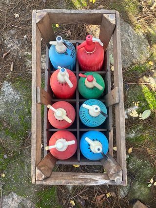 Caja con 8 sifones antiguos de colores