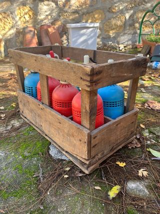 Caja con 8 sifones antiguos de colores