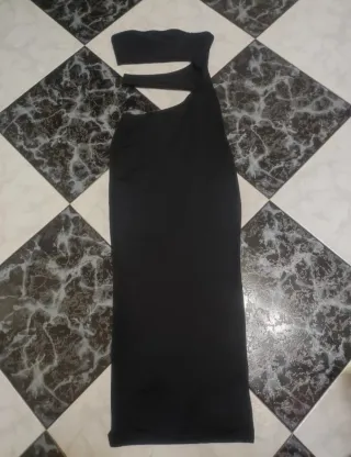Vestido negro con escote asimétrico