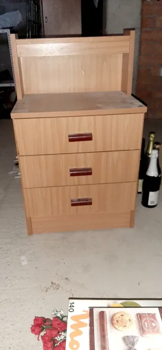 Mesita de noche 3 cajones madera con luz calida