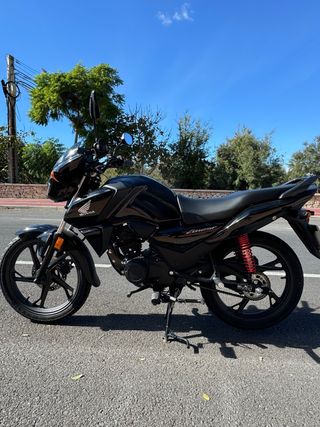 Honda CB125F Negra