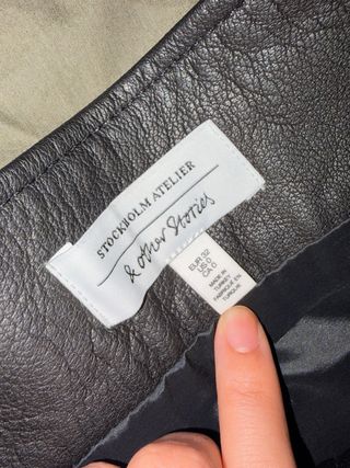 Falda midi de cuero con cinturón