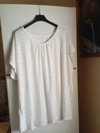 Blusa blanca con perforaciones