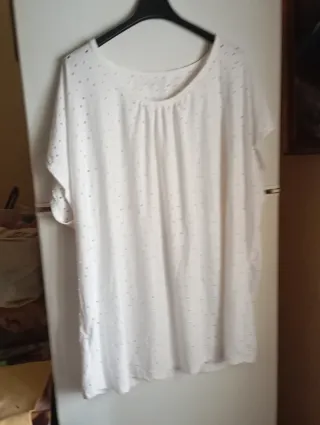 Blusa blanca con perforaciones