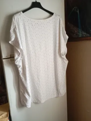 Blusa blanca con perforaciones