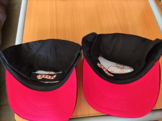 Gorras Mahou Negras y Rojas