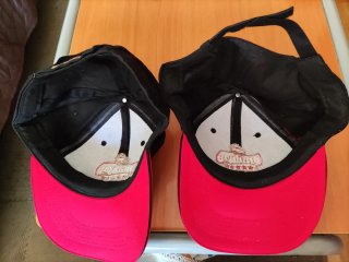 Gorras Mahou Negras y Rojas