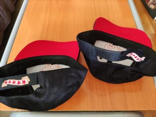 Gorras Mahou Negras y Rojas