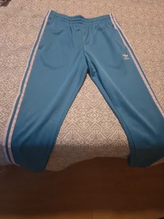 Pantalón Adidas azul con rayas blancas