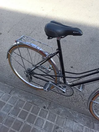 Bicicleta de paseo negra