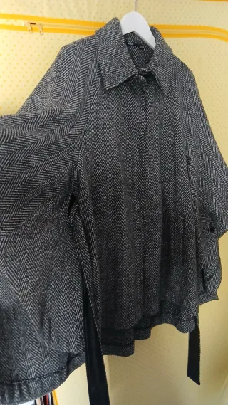 Capa midi con cinturón gris y negro. Abrigo