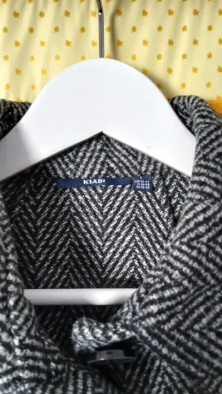 Capa midi con cinturón gris y negro. Abrigo