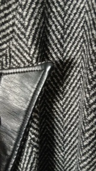 Capa midi con cinturón gris y negro. Abrigo