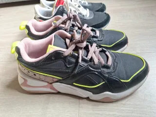 Zapatillas Puma Negras y Rosas