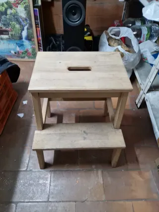 Banqueta de madera con escalón