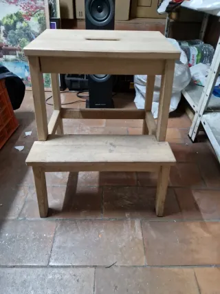 Banqueta de madera con escalón