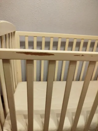 Cuna de madera blanca