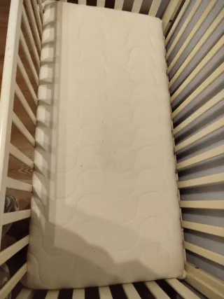 Cuna de madera blanca