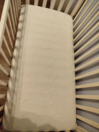 Cuna de madera blanca