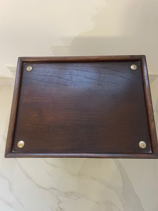 Mesa auxiliar de madera con ruedas