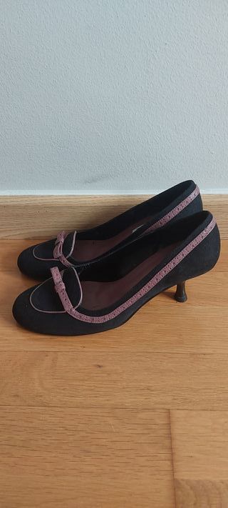Zapatos negros y rosas con lazo