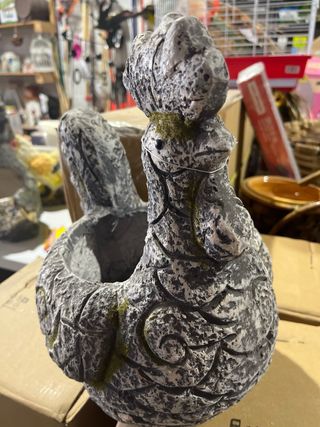 Portavasi in pietra grigia e bianca a forma di gallina