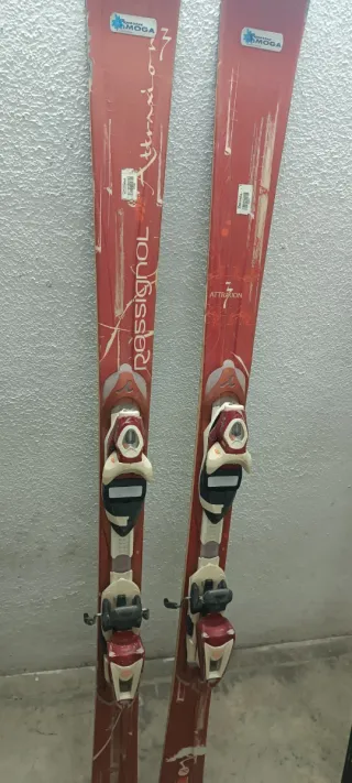 Esquís ATOMIC RACE infantiles. 75 euros unidad