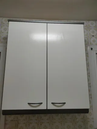 Armadio da cucina bianco e grigio