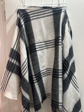 Bufanda gruesa a cuadros blanco y negro