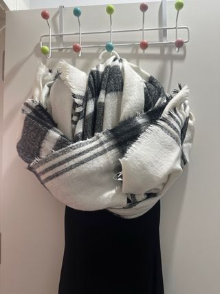 Bufanda gruesa a cuadros blanco y negro