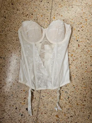 Corsé blanco con encaje y ligueros