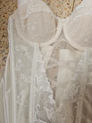 Corsé blanco con encaje y ligueros