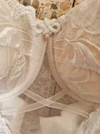 Corsé blanco con encaje y ligueros