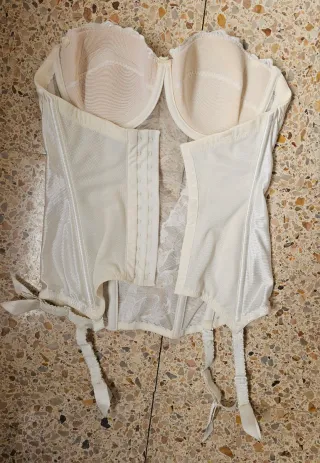 Corsé blanco con encaje y ligueros