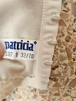 Corsé blanco con encaje y ligueros