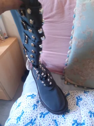 Stivali anfibi neri con borchie