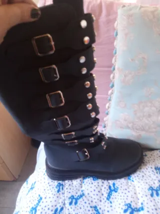 Stivali anfibi neri con borchie