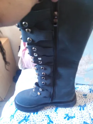 Stivali anfibi neri con borchie