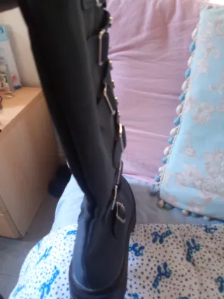 Stivali anfibi neri con borchie