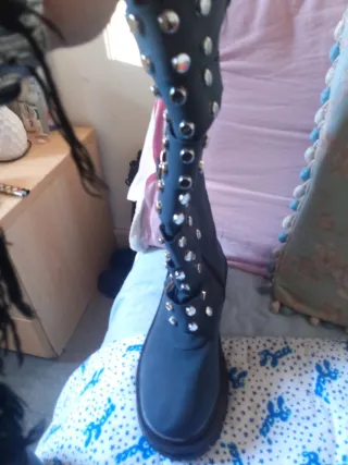 Stivali anfibi neri con borchie