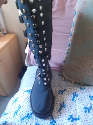 Stivali anfibi neri con borchie