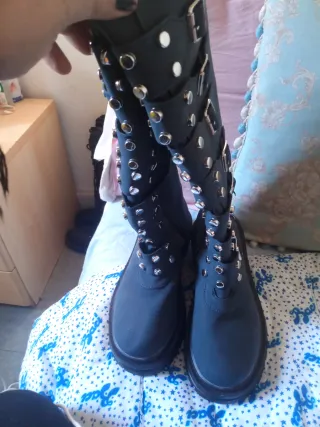 Stivali anfibi neri con borchie