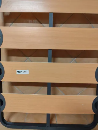 Somier 90x190 con patas. Somier muy poco usado.