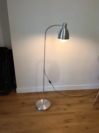Lámpara de pie Ikea aluminio efecto cromado