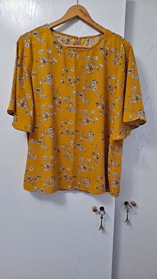 Blusa floral amarilla manga corta