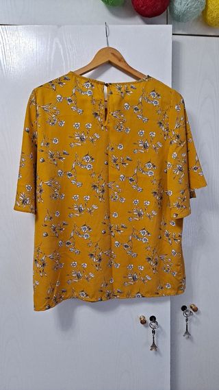 Blusa floral amarilla manga corta