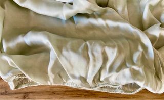 Blusa Guess verde cruzada