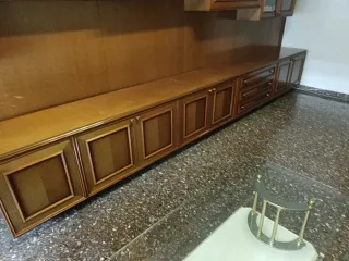 Mueble de TV de madera con puertas y cajones