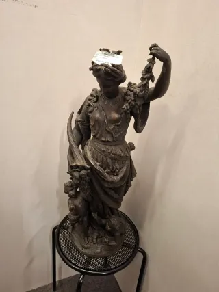 Statua in bronzo con cornucopia e putti