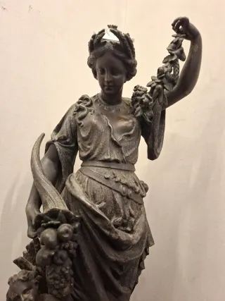 Statua in bronzo con cornucopia e putti